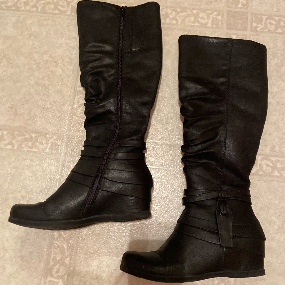 EUC Bare Traps Black boots